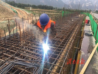 310國道華陰至渭南公路改擴建工程上跨連霍高速橋預(yù)計9月底前建成