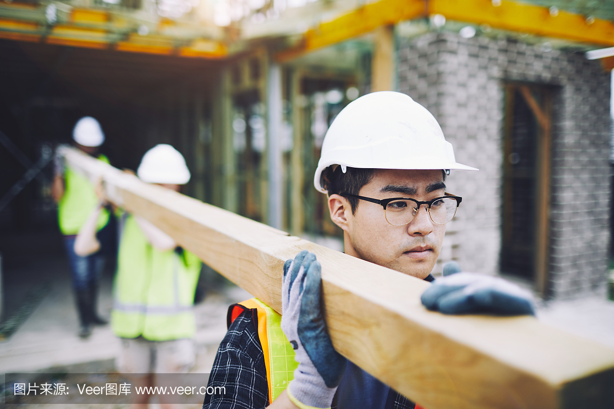 建筑工人在澳大利亞的建筑工地工作和做任務。